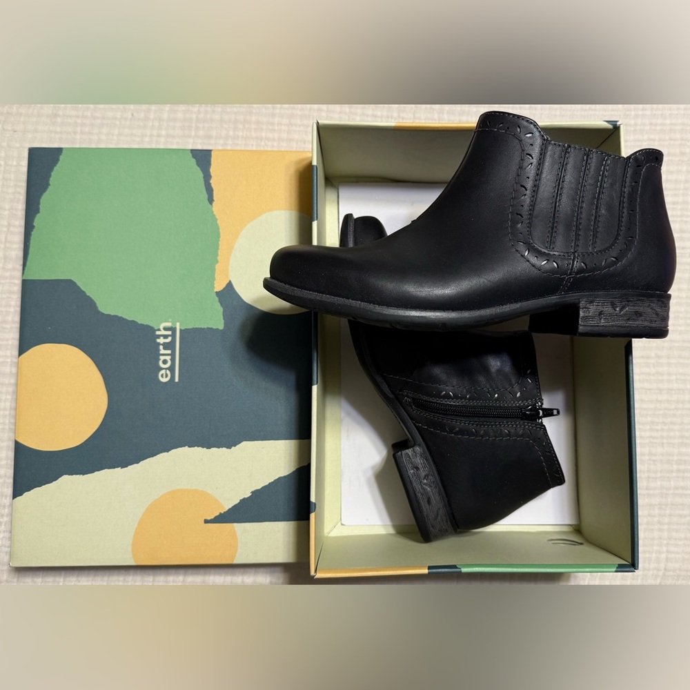 New Women’s Earth Avani Black Leather Bootie size 7.5 W
